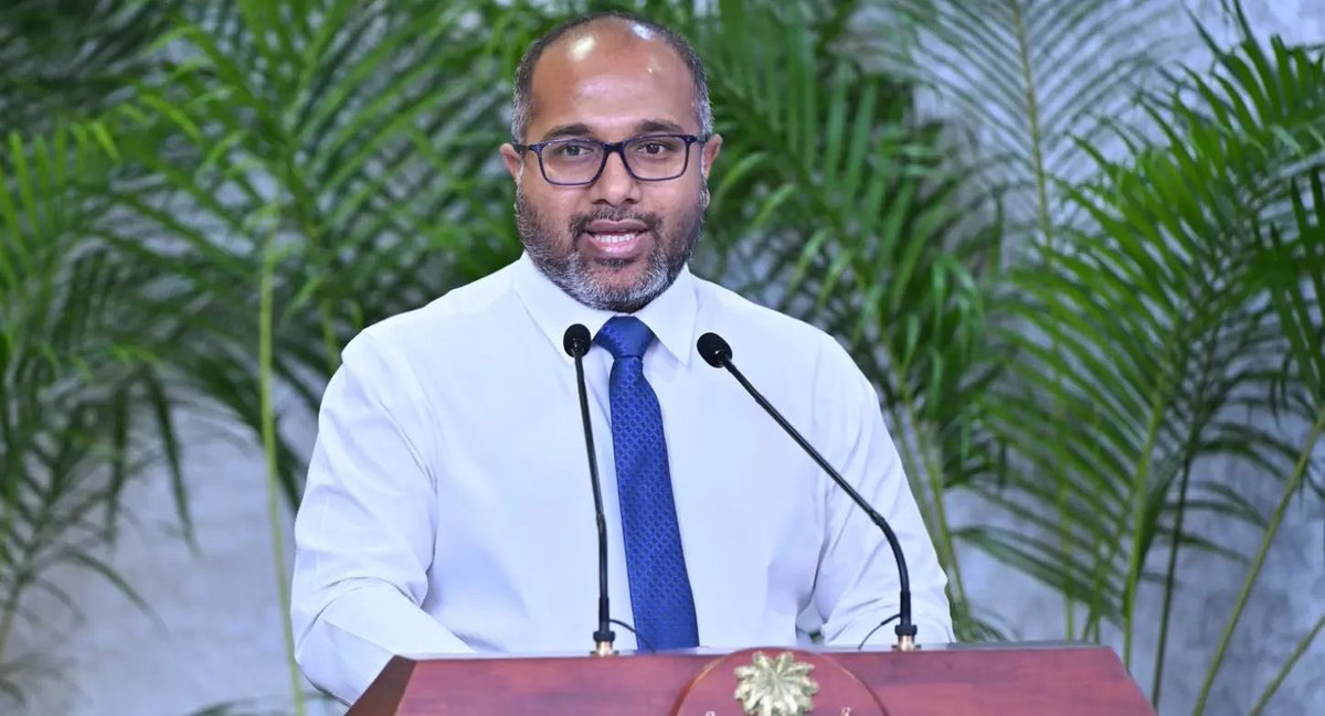 Humandust___'s tweet photo. މިނިސްޓަރ @min_mohst ވަނީ ރާއްޖޭގައި އުޅޭ ހުރިހާ ބިދޭސީންގެ ފޮޓޯއާއި އިނގިލީގެ ނިޝާން ނެގުމުގެ މަސައްކަތް ފައްޓަވާފައި. މީގެ އިތުރުން، ގަވާއިދާ ޚިލާފަށް އުޅޭ ބިދޭސީން ގަވާއިދުގެ ތެރެއަށް ވެއްދުމުގެ މަސައްކަތްވެސް ވަނީ ފައްޓަވާފައި. އަދި ނުގަވާއިދުން އުޅޭ ބިދޭސީން ހިފަހައްޓާ ޑީޕޯޓްކުރަމުން. އެގޮތުން ވޭތުވެދިޔަ ތަނުގައި 5000 ބިދޭސީން ވަނީ ފޮނުވާލާފައި. މިއީ ޤައުމީ ސަލާމަތަށް އޮތް ނުރައ��ކަލެއްގެ ގޮތުގައި ދެކިވަޑައިގެން ކުރައްވަމުންދާ މަސައްކަތެއް.