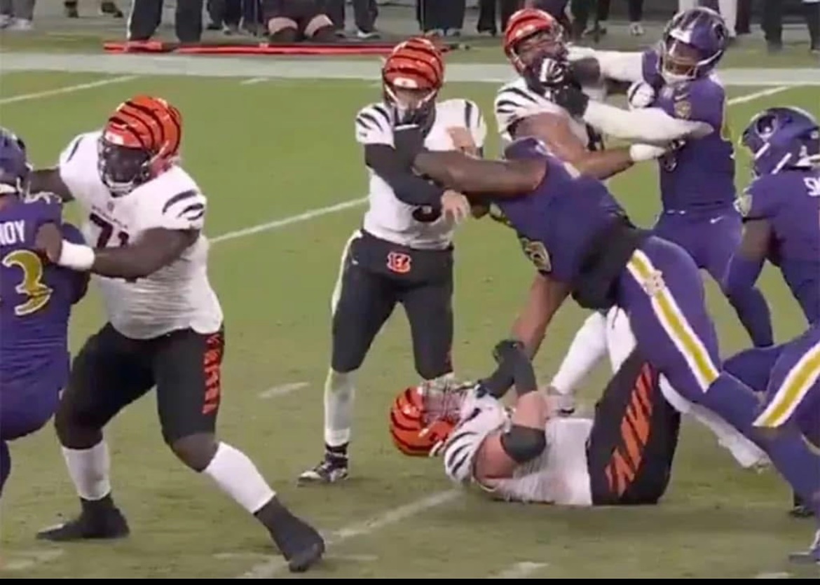 Dusteach's tweet photo. @stoolpresidente @nflcommish @stoolpresidente The NFL and Chiefs fans want us to accept the Will Anderson penalty is a penalty and this isn’t…

Just want consistency! https://t.co/9F404edjw2