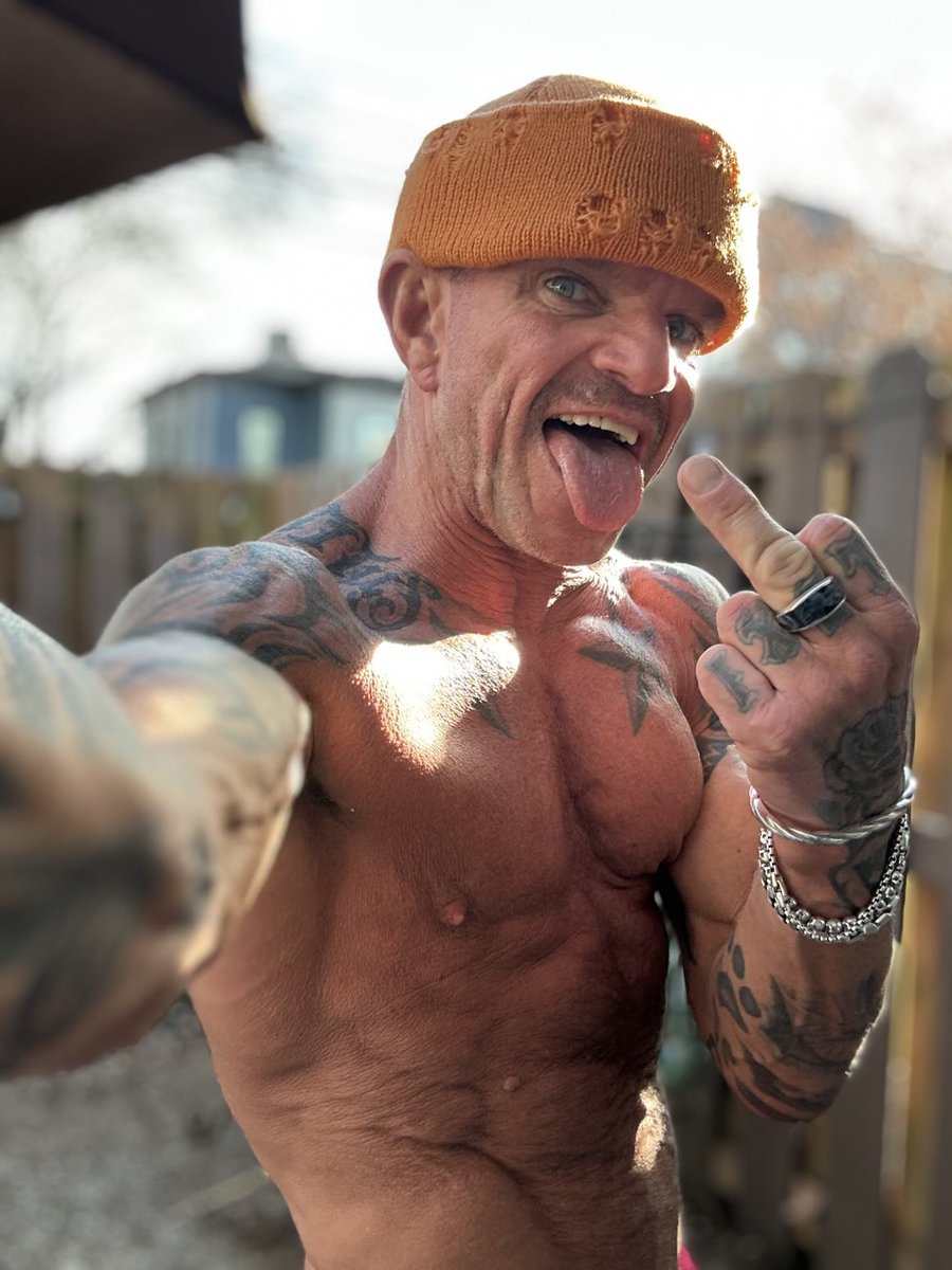 DarrellBowers8's tweet photo. It’s freezing outside and I’m still naked 💪🏻 https://t.co/2n9BurVrHz