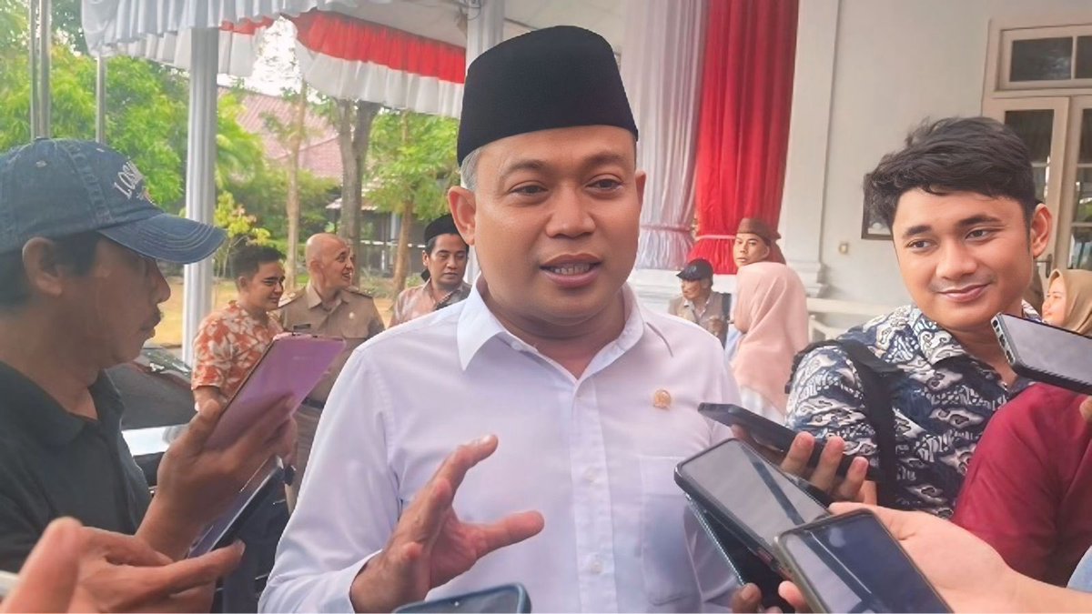 DPP_PKB's tweet photo. Rugikan Driver Ojol, Aleg PKB Tolak Potongan Aplikasi 30 Persen 

@Syafiudinasmoro menolak kebijakan potongan aplikasi 30 persen untuk driver ojek online (Ojol). Sebab, potongan itu tidak sesuai dengan Keputusan Menteri Perhubungan dan akan memberatkan para mitra pengemudi. #SuaraPKB https://t.co/Wqbz6XeoNY