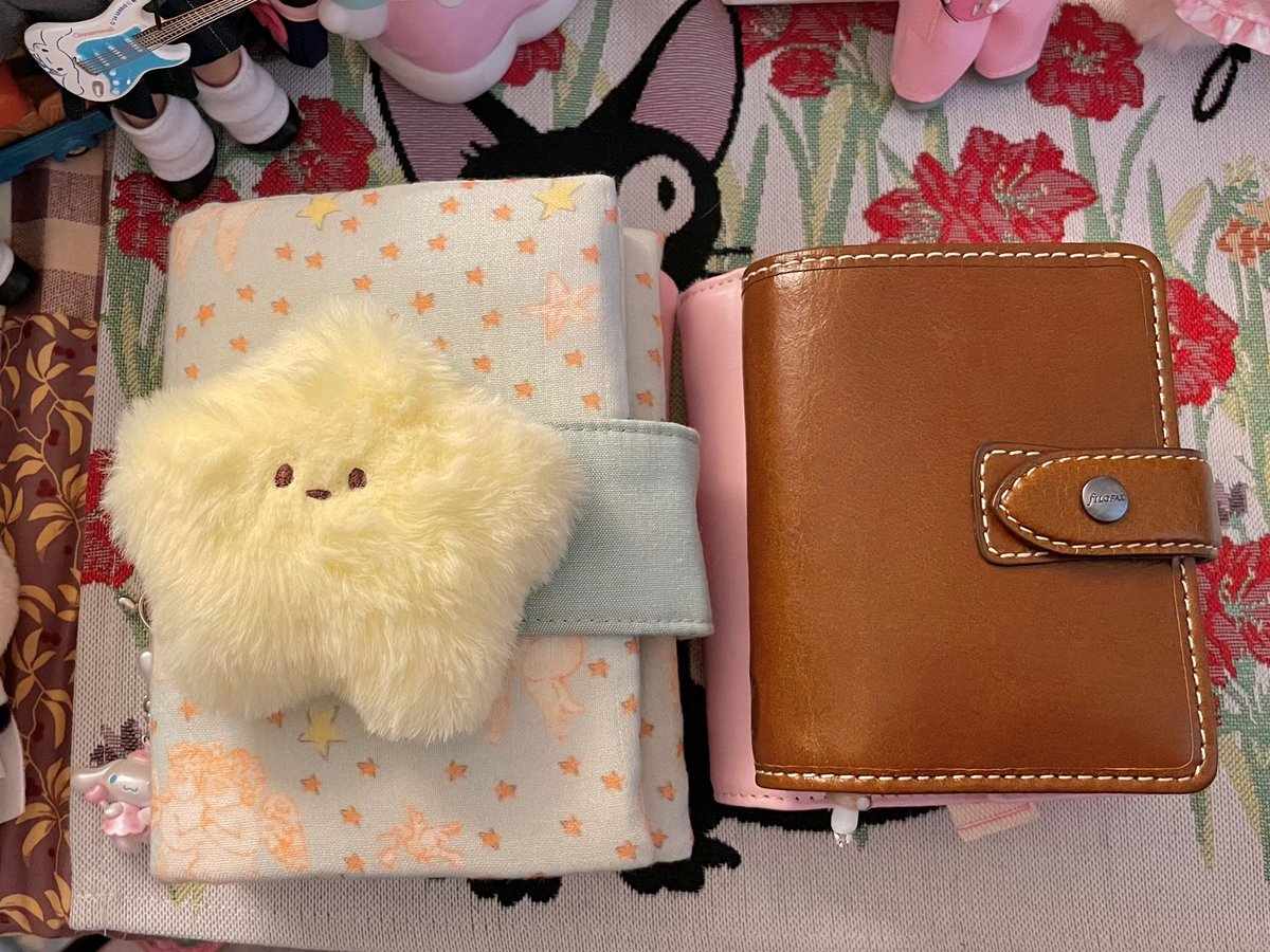 다이어리 쓰고 스티커 쓰다듬기 ☕｡｡