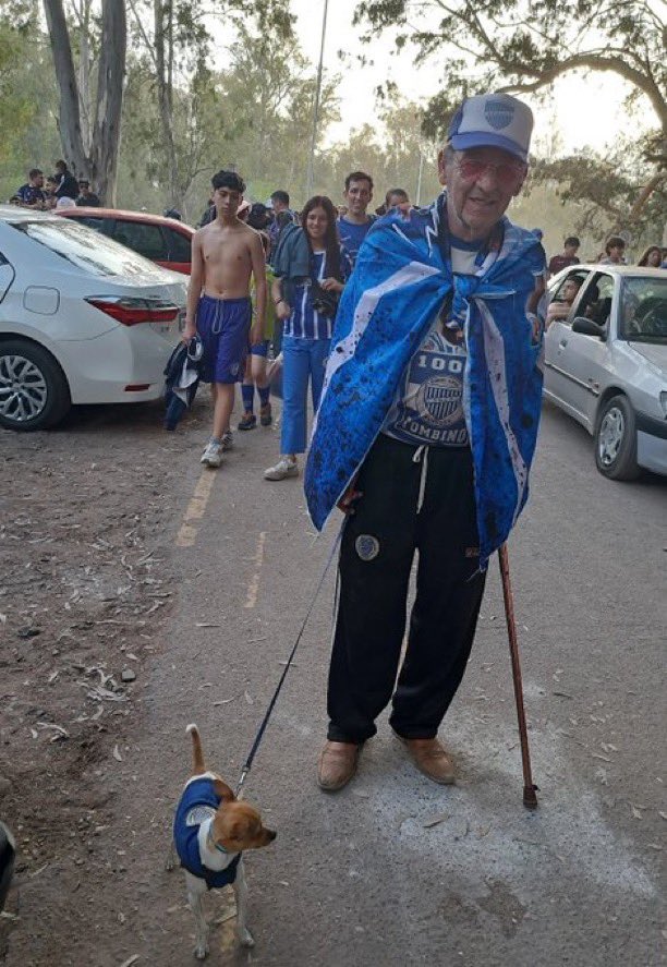 somos_godoycruz's tweet photo. Hoy nos duele el corazón al saber que se nos fue un pedacito del alma de nuestra hinchada. Despedimos con mucho dolor a un gran hincha de Godoy Cruz que siempre estuvo presente acompañado de su fiel compañero Tombi. 

Tu memoria vivirá en nuestros corazones, el pueblo bodeguero siempre recordará su presencia.

Descansa en paz.
Abrazo al cielo, y a Tombi que siempre te va a acompañar 🤍🕊️