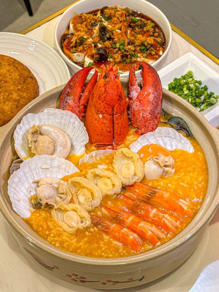 Joyce_yvc's tweet photo. Eating seafood porridge with my friends https://t.co/JxncZuUcFw
