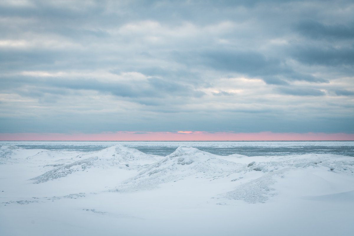 OiShot12's tweet photo. Frosted Horizons: A Glimpse of Distant Warmth

#landscape #photography #lawrencedgriffin #winter #greatlakes #freelance #commercial #Editorial https://t.co/9r5gxVPqvQ