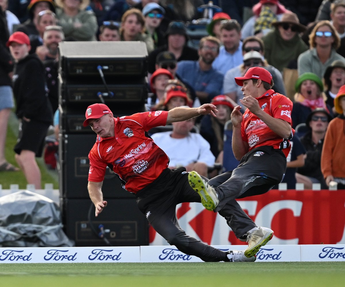 photosport.nz (@photosportnz) on Twitter photo Riley McCullum and Colin Slade collide attempting to take a catch on the boundary π<a href="/ClashT20/">T20 Black Clash</a> Riley McCullum and Colin Slade collide attempting to take a catch on the boundary π<a href="/ClashT20/">T20 Black Clash</a>