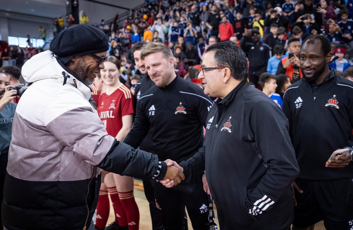 SamGhrib's tweet image. Il y a des journées là comme ça … Tu croises un virtuose du ballon rond. Tu l’a regardé à la télé hier, et tu lui serres la main aujourd’hui ! C’est spécial comme feeling. Au bout du compte, ça donne une belle rencontre humaine . La magie du sport !