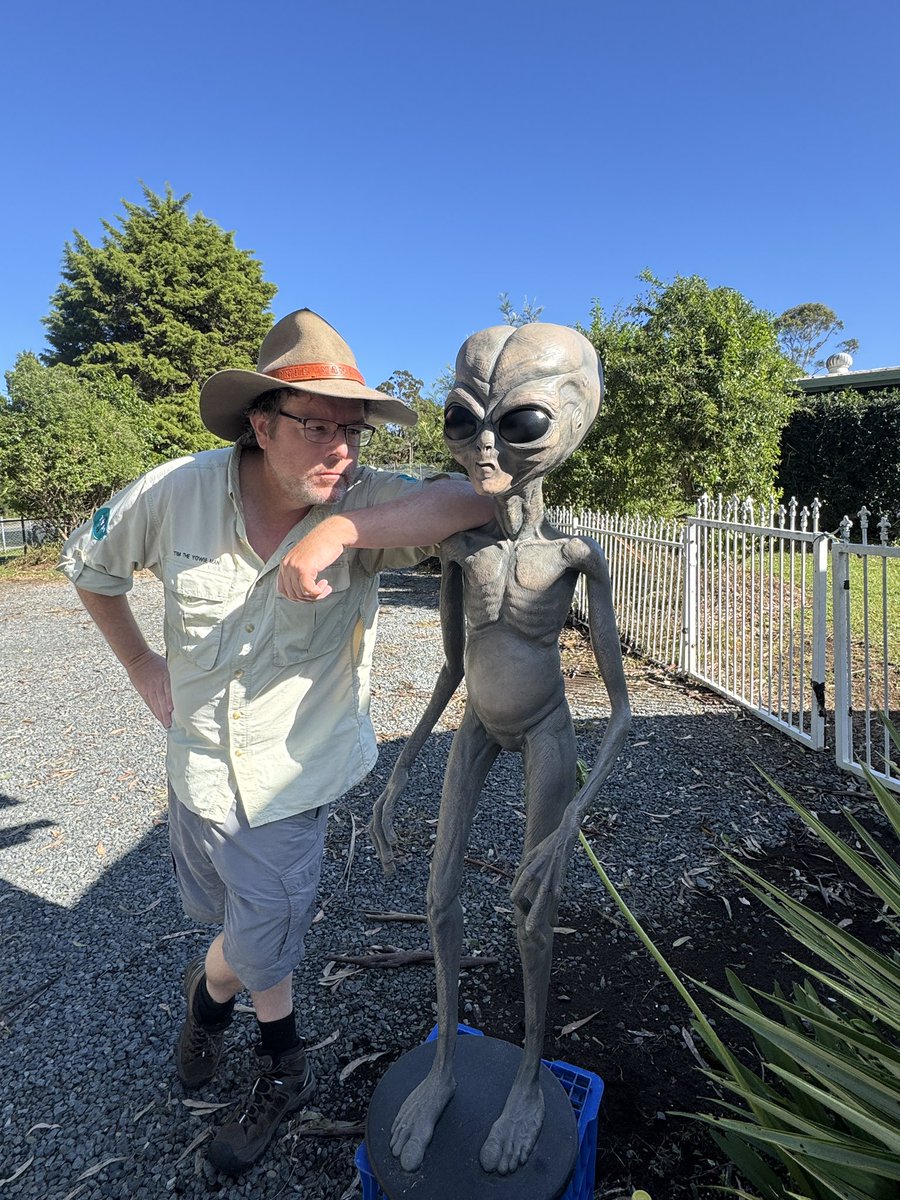 TimYowie's tweet image. Even #aliens use #milkcrates so they can see #eye to eye with #earthlings!