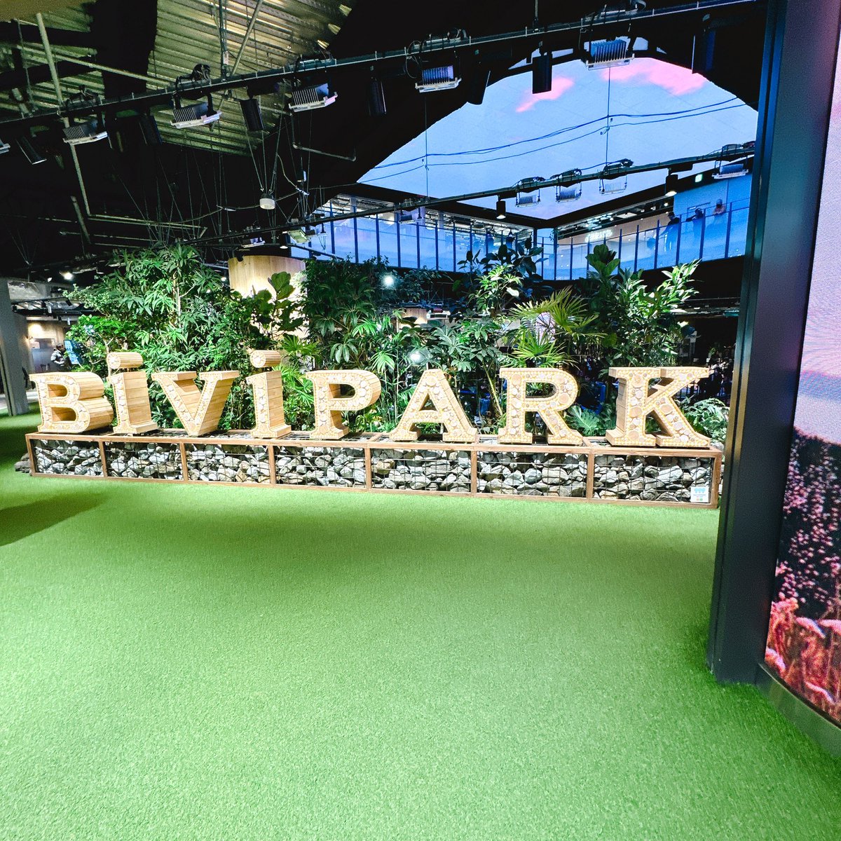 tomoko5100's tweet photo. 用足しにいったら
ちょうど
No.18がLIVEしてて
なんだか嬉しくなった♪
#bivipark https://t.co/KRnr6WsFwg