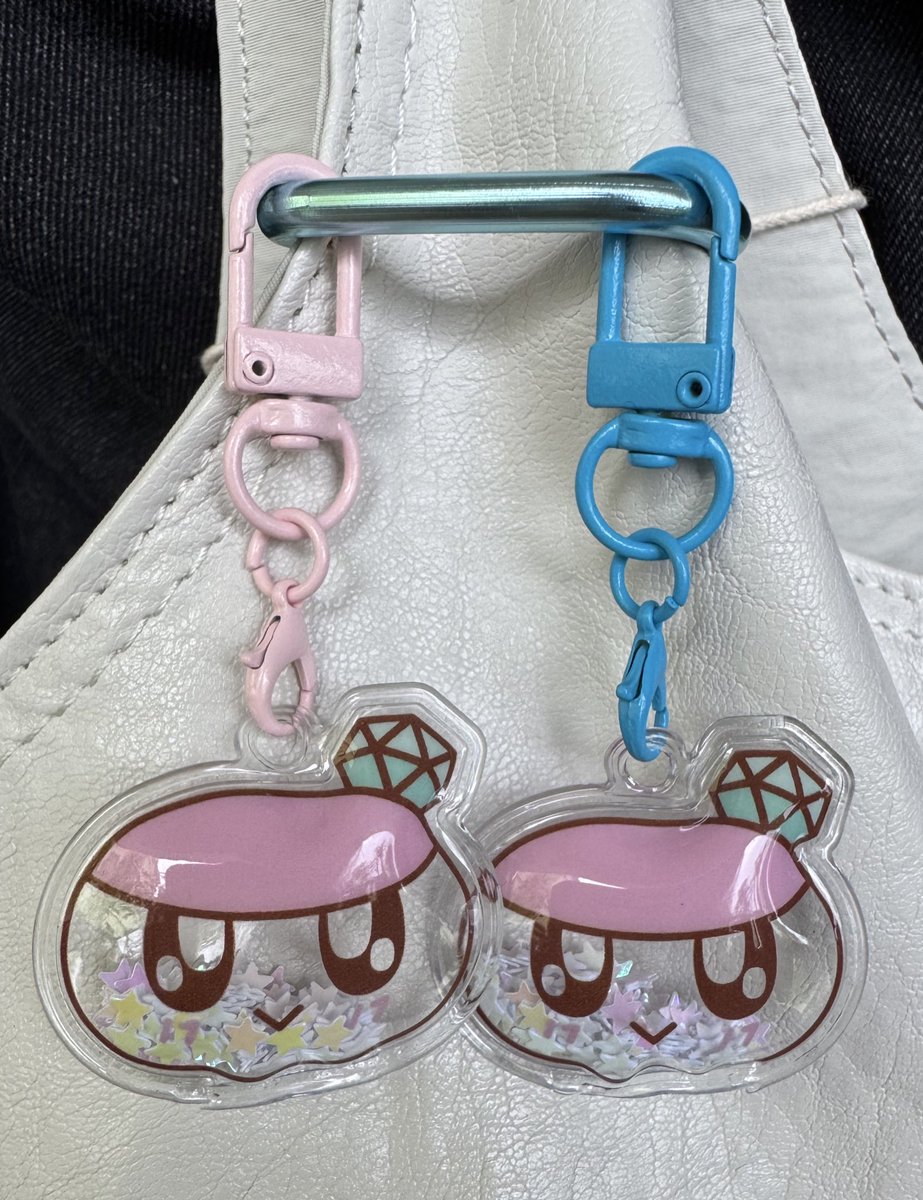 pepishua's tweet photo. will be giving away bongbong glitter shaker keyring as freebies for right here singapore and bangkok ૮(˶ᵔᵕᵔ˶)ა

🩵 pls help rt and like
🩵 limited quantities per day
🩵 random keyring colours will be given

#SEVENTEEN_RIGHT_HERE_IN_SINGAPORE
#SEVENTEEN_RIGHT_HERE_IN_BKK https://t.co/raYnFMUdir