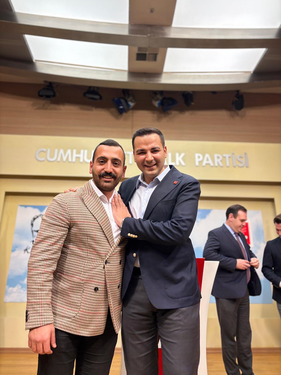 erdmkaraa's tweet photo. Tarihe not olsun, sizi pişman edeceğiz!

Gençlik Kolu Genel Başkanımız, yol arkadaşım Cem Aydın’ın partimizin bir sosyal medya paylaşımı sebebiyle gözaltına alınması; siyasallaşan yargının son örneğidir.

Partimizin her ferdi gibi Genel Başkanımız Cem Aydın da ateşten gömleği giyerek gençliğin önünden yürümek üzere göreve gelmiştir. Ne sizden korkar, ne de sizin gibilerden!

Genel Başkanımızı size yedirmeyeceğiz. Tüm gençlik kolu yöneticilerimiz ve örgütlerimiz ile adliyeye geçiyoruz. Bu çürümüş, bu kirli cellatlar, çok yakın bir gelecekte toplum ve adalet önünde hesap verecekler.
