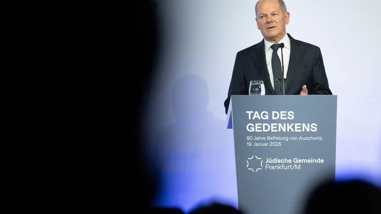 Bundeskanzler Olaf Scholz (SPD) hat sich für ein aktives Gedenken an die Verbrechen des Dritten Reiches und den Holocaust ausgesprochen. zeit.de/news/2025-01/1… Foto: © Boris Roessler/dpa