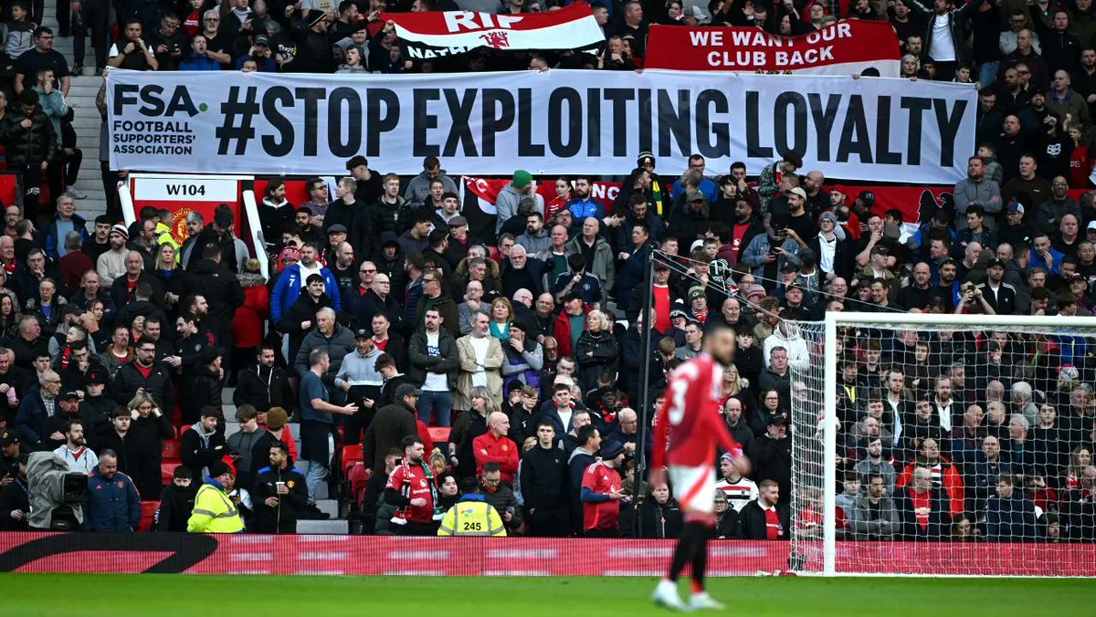 LosHinchasFC's tweet photo. [Thread Manchester United n'est plus très glory]

Depuis maintenant plusieurs saisons, Manchester United n’est plus à la hauteur de son histoire, sur et en dehors du terrain. Si les Glazer, actionnaires principaux, sont les premiers responsables des longues années de déclin du club, l’arrivée d’INEOS et Jim Ratcliffe fin 2023 au capital, devait marquer un renouveau.

Hélas, après 12 mois, cette promesse de jours meilleurs s'avère actuellement être un terrible échec tant sur le plan sportif que structurel🧶