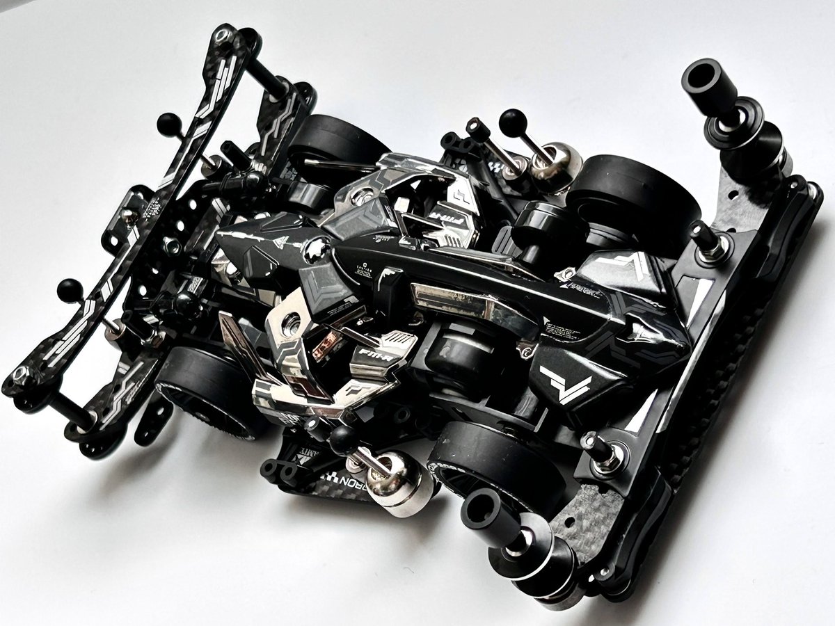 Polaris___a's tweet image. #新春コンデレ2025
マッハフレーム クアドランティズ

名前は三大流星群の1つ、1月に出現する「しぶんぎ座流星群」(Quadrantids)
夜空を一瞬の輝きで駆け抜ける流星をイメージし、ブラックメッキとマッハフレームの持つ「スピード感」を生かして、力強く存在感のあるマシンを目指しました。
#ミニ四駆