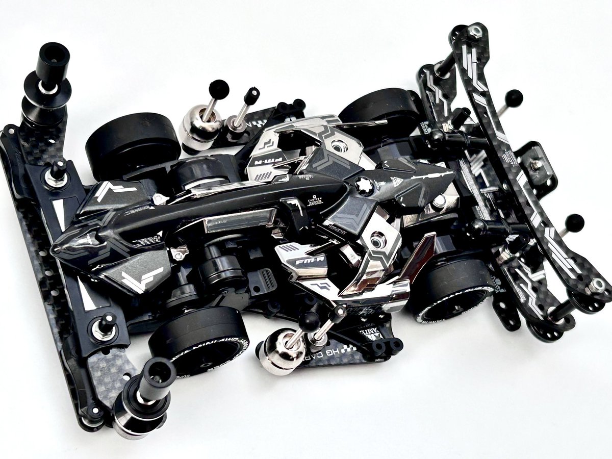 Polaris___a's tweet image. #新春コンデレ2025
マッハフレーム クアドランティズ

名前は三大流星群の1つ、1月に出現する「しぶんぎ座流星群」(Quadrantids)
夜空を一瞬の輝きで駆け抜ける流星をイメージし、ブラックメッキとマッハフレームの持つ「スピード感」を生かして、力強く存在感のあるマシンを目指しました。
#ミニ四駆