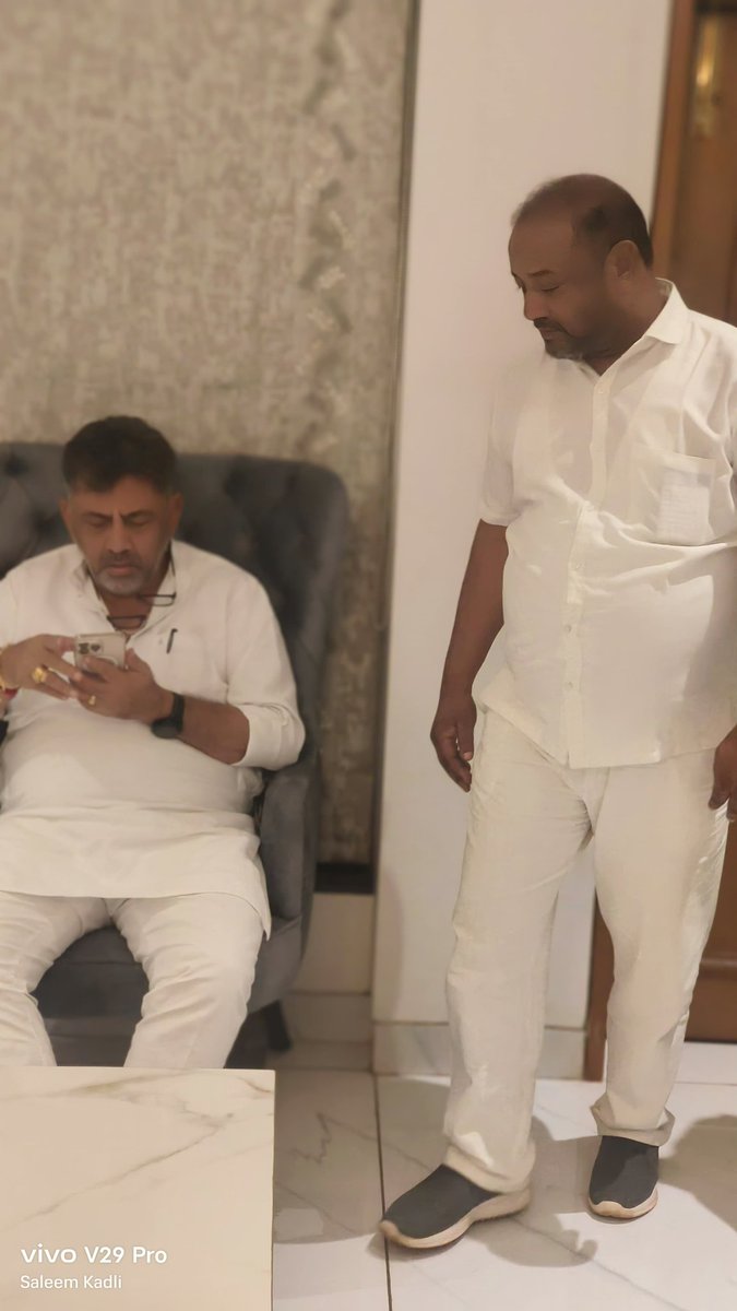 HJodmani's tweet photo. I met  @DKShivakumar in belgaum *ಬೆಳಗಾವಿಯಲ್ಲಿ* ನಡೆಯಲಿರುವ *"ಜೈ ಬಾಪು, ಜೈ ಭೀಮ್, ಜೈ ಸಂವಿಧಾನ"* ಸಮಾವೇಶದ ಹಿನ್ನೆಲೆಯಲ್ಲಿ ಉಪಮುಖ್ಯಮಂತ್ರಿಗಳು ಕೆ ಪಿ ಸಿ ಸಿ ಅಧ್ಯಕ್ಷರು *ಸನ್ಮಾನ್ಯ ಶ್ರೀ ಡಿ ಕೆ ಶಿವಕುಮಾರ* ಸಾಹೇಬರು    ಕುಂದಗೋಳ ವಿಧಾನಸಭಾ ಕ್ಷೇ@priyankagandhi @RahulGandhi @rssurjewala @siddaramaiah https://t.co/TINKVHxWCq