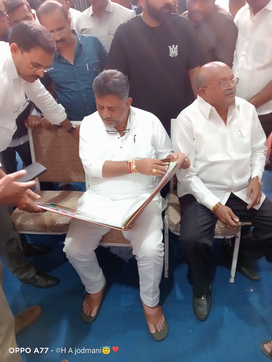 HJodmani's tweet photo. I met  @DKShivakumar in belgaum *ಬೆಳಗಾವಿಯಲ್ಲಿ* ನಡೆಯಲಿರುವ *"ಜೈ ಬಾಪು, ಜೈ ಭೀಮ್, ಜೈ ಸಂವಿಧಾನ"* ಸಮಾವೇಶದ ಹಿನ್ನೆಲೆಯಲ್ಲಿ ಉಪಮುಖ್ಯಮಂತ್ರಿಗಳು ಕೆ ಪಿ ಸಿ ಸಿ ಅಧ್ಯಕ್ಷರು *ಸನ್ಮಾನ್ಯ ಶ್ರೀ ಡಿ ಕೆ ಶಿವಕುಮಾರ* ಸಾಹೇಬರು    ಕುಂದಗೋಳ ವಿಧಾನಸಭಾ ಕ್ಷೇ@priyankagandhi @RahulGandhi @rssurjewala @siddaramaiah https://t.co/TINKVHxWCq