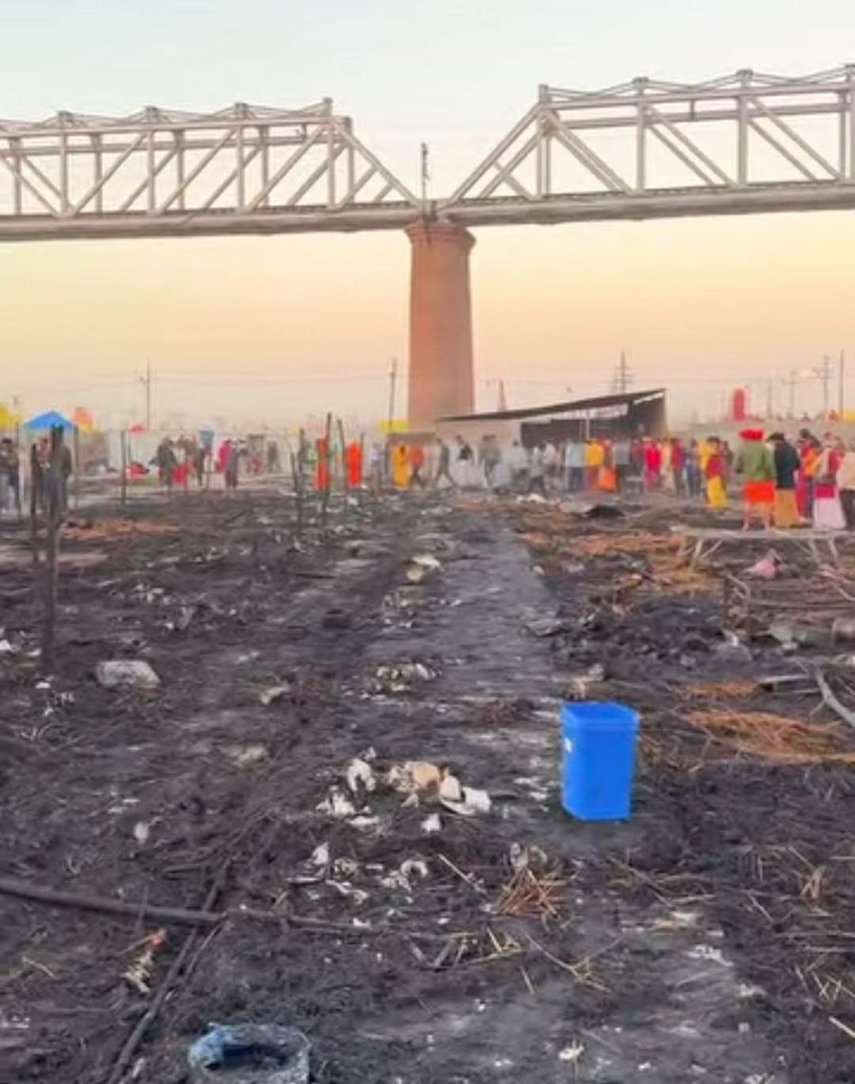 ocjain4's tweet image. ट्रेन ऊपर से निकलती है और कुछ देर बाद 
उसके नीचे के टैंट में आग लगती है 

आग सिर्फ पुल के एक तरफ ही क्यों लगी..??

सिर्फ आग नहीं साजिश की आग है .....