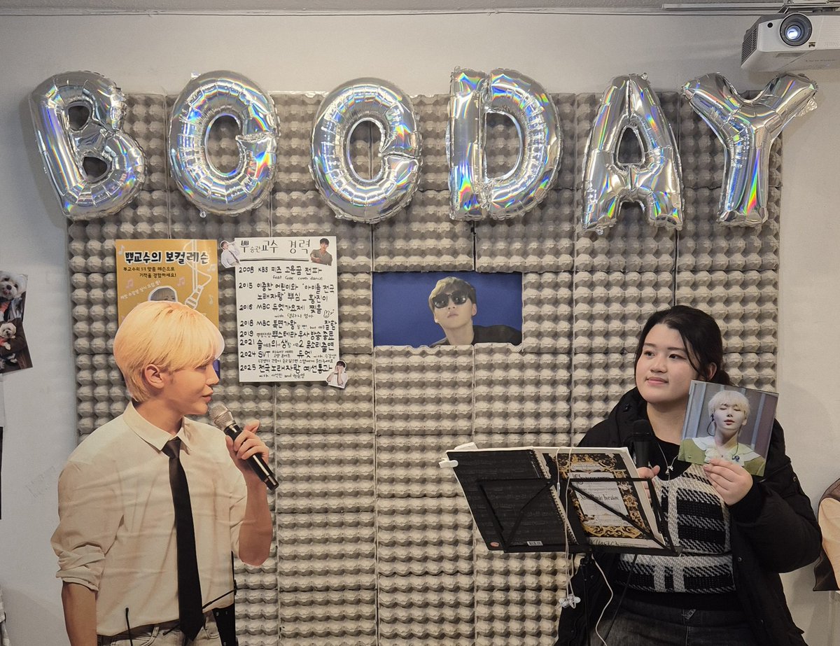 boo_subs's tweet photo. 카페 지금🧡
#뿌교수와_함께_오늘난말야
#BOO_Day_OHNEULNANMALYAH
진짜.. 컨셉에 진심인게 보여져서 감탄한 뿌교수의 보컬레슨 https://t.co/p40kpy0LWl