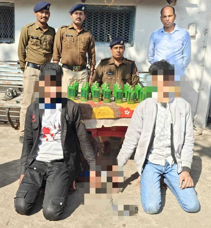 rpfsecrnag's tweet photo. @RPF_INDIA @DCARYA1967 @drmngpsecr @rpfsecrhq
#OperationSatark 
#RPF डोंगरगढ़ एवं अनुरक्षण दल के अधिकारी/बलसदस्यों द्वारा ट्रेन में दो व्यक्तियों को 47 नग 180 ml अंग्रेजी शराब के साथ पकड़कर ,  अग्रिम विधिवत कार्यवाही हेतु जीआरपी डोंगरगढ़ को सुपुर्दगी। https://t.co/4voOzphSc7