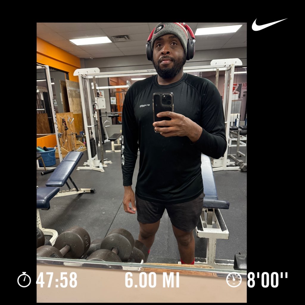 PhotoRunner_91's tweet image. Weights and 6 mile treadmill run tonight 🏃🏾‍♂️#runtraining #runner #workout #runner