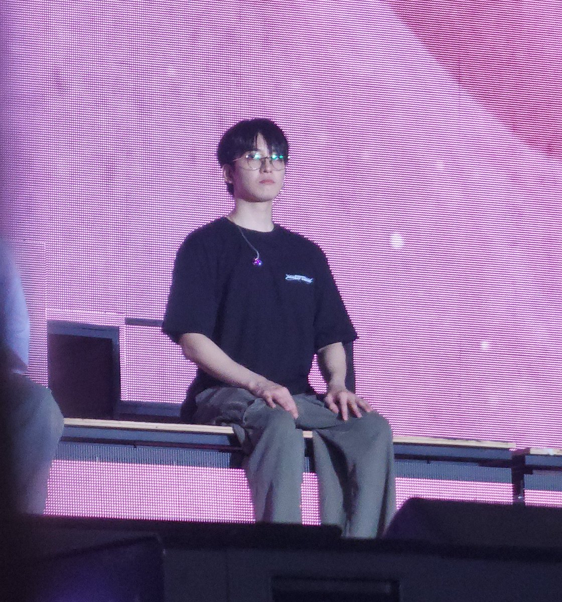 acewonuu's tweet photo. just remembered that wonwoo emphasizes that this concert was the first concert of 2025 and the energy is crazy, because of that he will be able to carry on that energy for the rest of the year 🥹🥹🥹🥹 https://t.co/6fnpX3U1dg