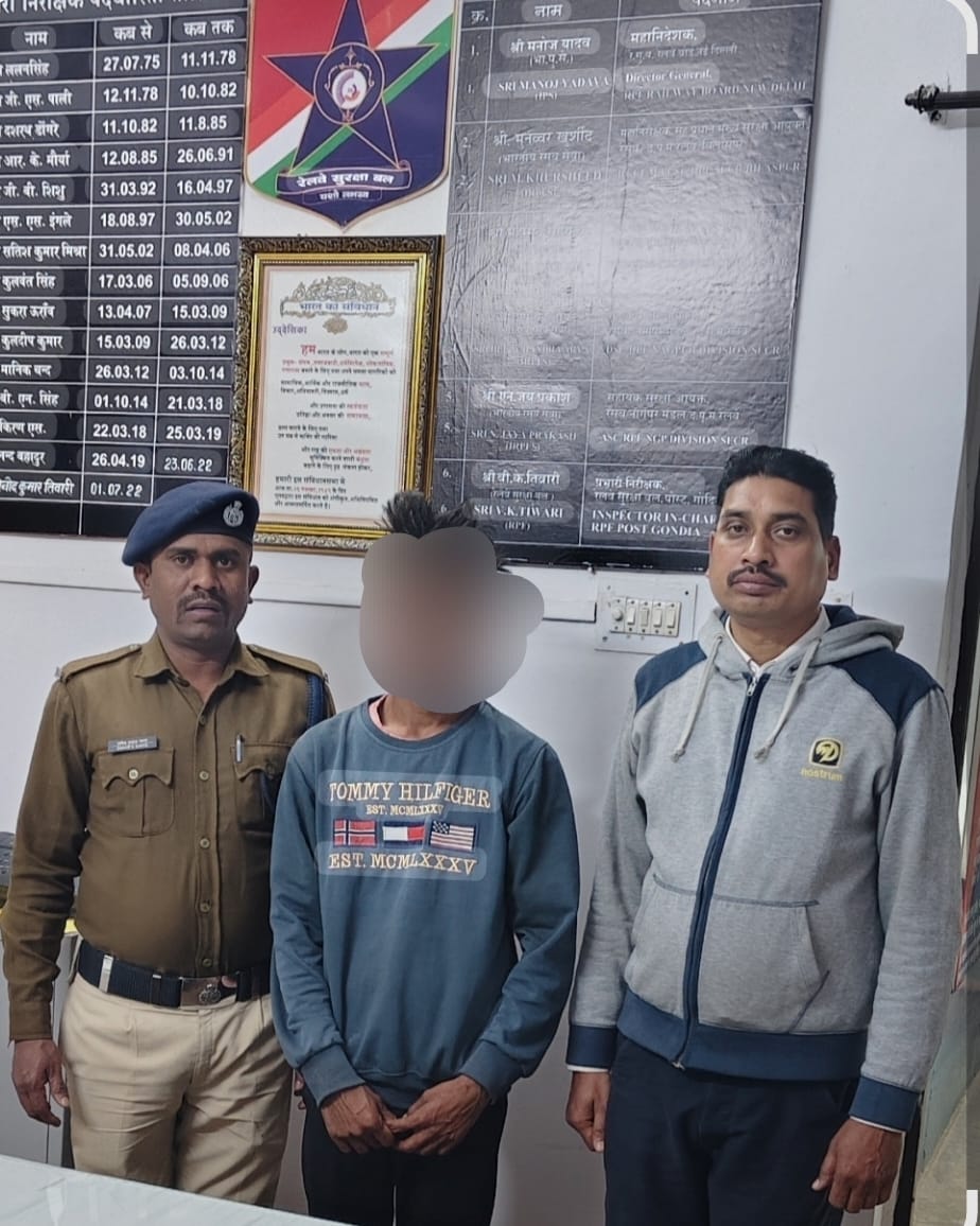 rpfsecrnag's tweet photo. @RPF_INDIA @DCARYA1967 @drmngpsecr @rpfsecrhq
#Operation_Yatri_Suraksha
# मंडल टास्क टीम के अधिकारी व बल सदस्यों द्वारा चेकिंग के दौरान 01 संदिग्ध व्यक्ति को यात्रियों के सामान टटोलते पाए जाने पर गिरफ्तार कर अग्रिम कार्यवाही हेतु #जीआरपी _गोंदिया को सुपूर्दगी. https://t.co/IDz5mR7dgQ