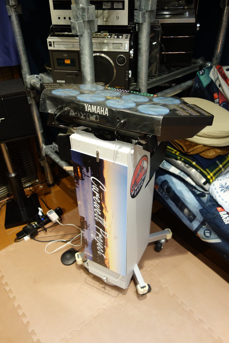 fwkk8987's tweet photo. ヤマハのデジタルパーッカッションDD-12を手持ちのカートに載せたら、配膳ロボットのようになりました。DD-12からMIDI出力して、Roland Sound Canvas SC-8820から音を出しています。
#キュアウェルプロジェクト #DD12 #SC8820 #roland #yamaha #配膳ロボット https://t.co/lM0wySMB8K