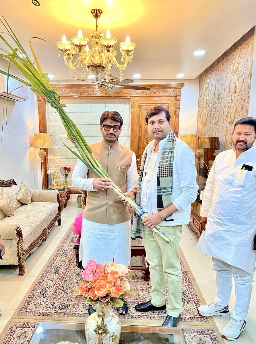 Abhishek_RND's tweet photo. जन्मोत्सव के शुभ अवसर पर @Rnd4Bharat के माननीय राष्ट्रीय अध्यक्ष @mshrikanttyagi जी के आवास पर पश्चिम के पदाधिकारियों संग। आज प्रदेश का जन जन बच्चा श्रीकांत जी की विचारधारा से जुड़कर ख़ुद को गौरवान्वित महसूस कर रहा है।
@tyagicommunity  @KapilTyag  @RakeshTyagi_  @tyagicommunity https://t.co/fXqICyRcpj