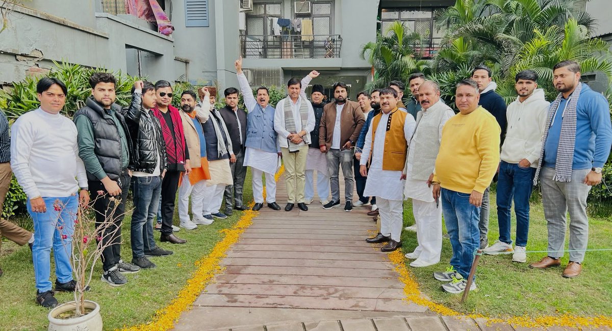 Abhishek_RND's tweet photo. जन्मोत्सव के शुभ अवसर पर @Rnd4Bharat के माननीय राष्ट्रीय अध्यक्ष @mshrikanttyagi जी के आवास पर पश्चिम के पदाधिकारियों संग। आज प्रदेश का जन जन बच्चा श्रीकांत जी की विचारधारा से जुड़कर ख़ुद को गौरवान्वित महसूस कर रहा है।
@tyagicommunity  @KapilTyag  @RakeshTyagi_  @tyagicommunity https://t.co/fXqICyRcpj