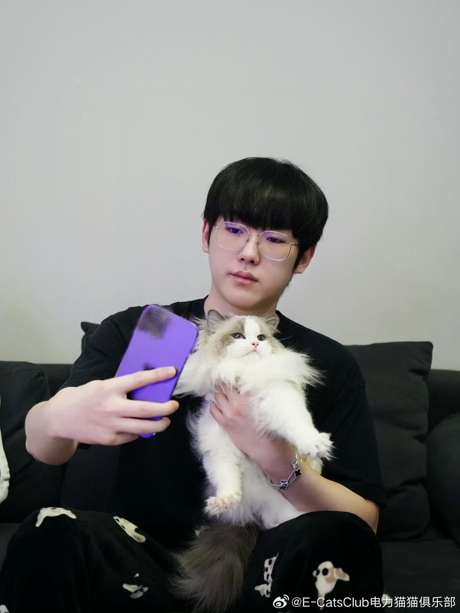 고양이랑 셀카🤳

#Smoggy