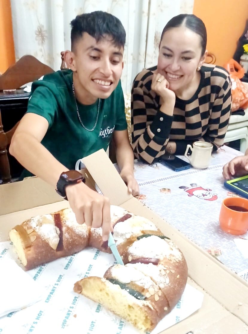 urssdelarosa's tweet photo. Domingo 19 enero... seguimos comiendo rosca... 
La vida fit sigue esperando por mi.... https://t.co/mtttHjua0i