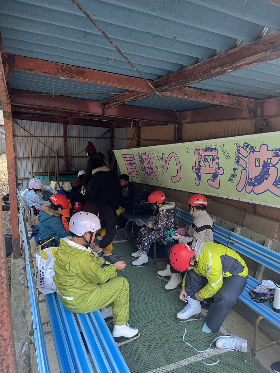TABAYAMALIFE's tweet image. 丹波山村の真冬の楽しみの一つと言えばアイススケート⛸️
昨年より寒くリンクのコンディションは良好です。
昨年はおぼつかなかった滑りが上手になっている子、初めて挑戦する子、様々でした。
#丹波山村　#スケート