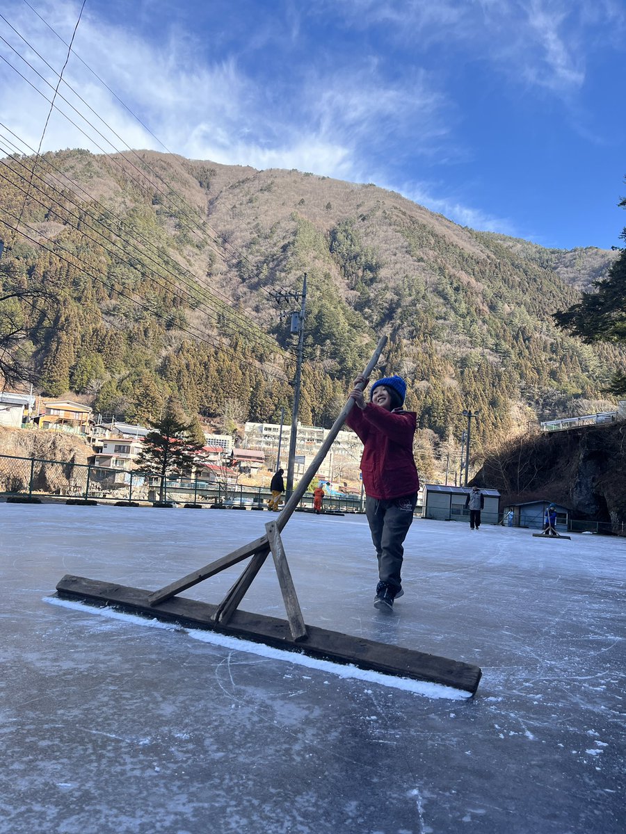 TABAYAMALIFE's tweet image. 丹波山村の真冬の楽しみの一つと言えばアイススケート⛸️
昨年より寒くリンクのコンディションは良好です。
昨年はおぼつかなかった滑りが上手になっている子、初めて挑戦する子、様々でした。
#丹波山村　#スケート