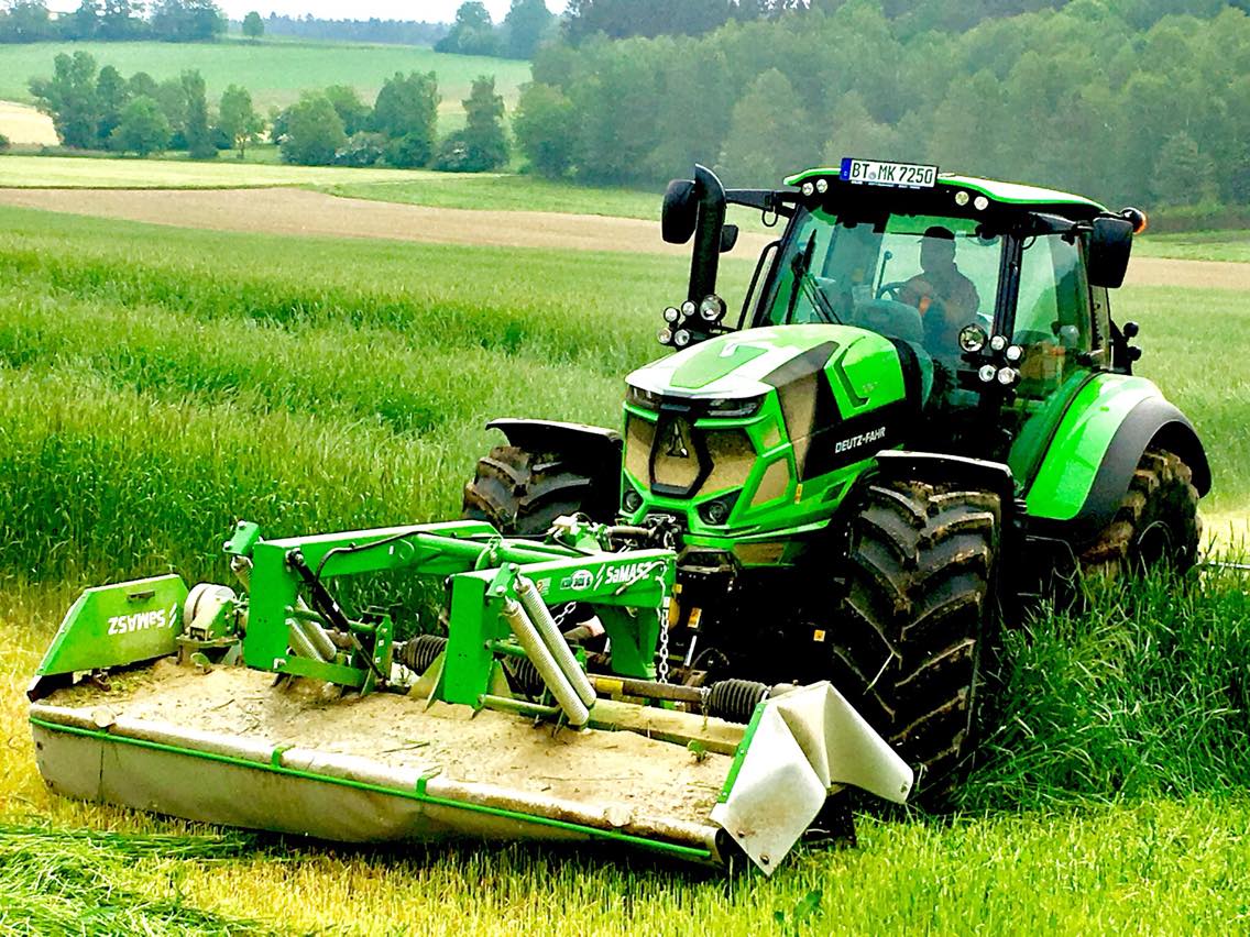 profiMagazin's tweet photo. Ein #DeutzFahr 7250 TTV mit einer #SaMASZ Mähkombi. https://t.co/04uZyGskAA