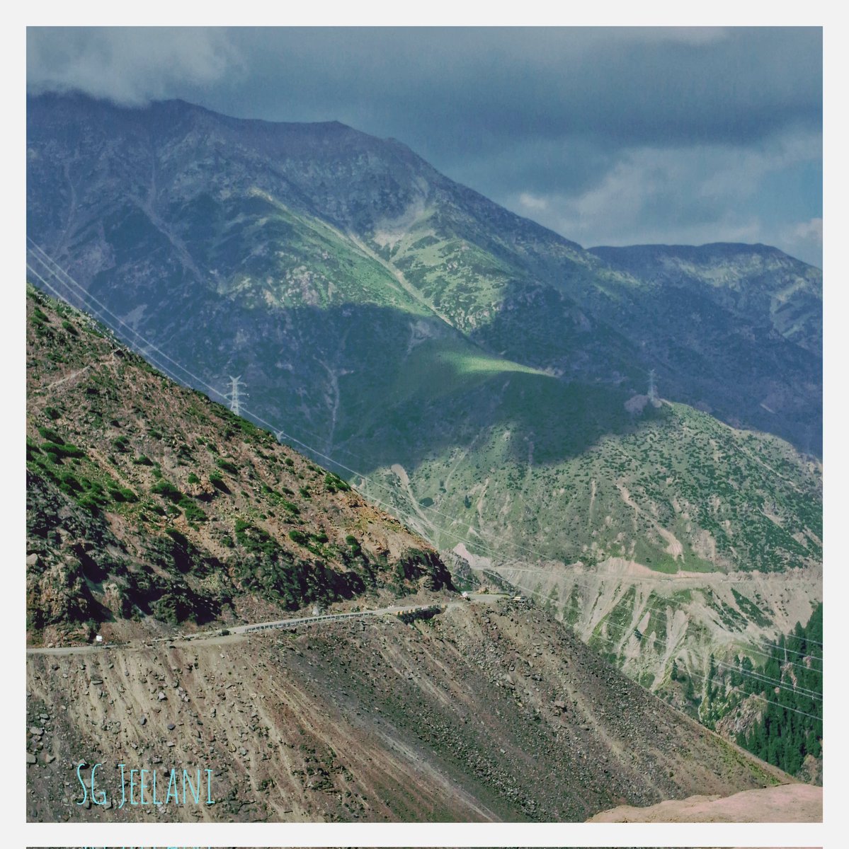 SgJeelani's tweet photo. Happy Monday ❤️ 
Wonderful senery of pir panjal mouatins and Road.  This picture I take ahead of an another blind curve on 11am some months back.

#December20th
#mouatins 
#wildlife 
#NaturePhotography https://t.co/F24mPQK8lC