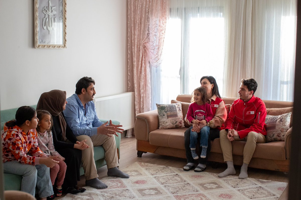 Soğuk havalar paylaşmanın sıcaklığıyla güzelleşiyor.❄️  

Kış, depremzede aileler için yalnızca bir mevsim değil; yaşam mücadelesinin en zor sınavı. Ama biz biliyoruz ki, zorluklar paylaştıkça hafifler.♥️

Kızılay olarak, sıcak yemeklerle karınları, battaniyelerle bedenleri