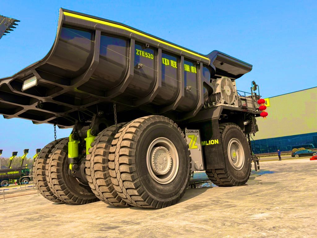veyseldemirci06's tweet photo. Zoomline fabrikasında, maden sektörüne yönelik ileri teknoloji ekipmanlarını inceliyoruz.🚜⛏️ #MadenEkipmanları #Zoomline #Teknoloji #Madencilik https://t.co/xrjvkuAsht