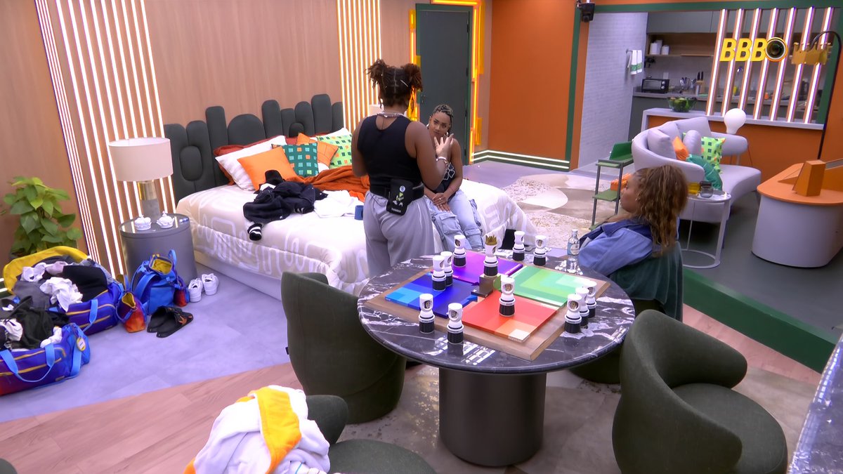 🗨️ Camilla: "Parece que ela [Vitória] ignora o que a gente tá falando"
🗨️ Aline: "Eu tô compreendendo o que vocês estão falando, mas por outro lado eu acho que, às vezes, a gente acaba se preocupando demais com o outro e acaba esquecendo de focar na gente"

#BBB25 #RedeBBB