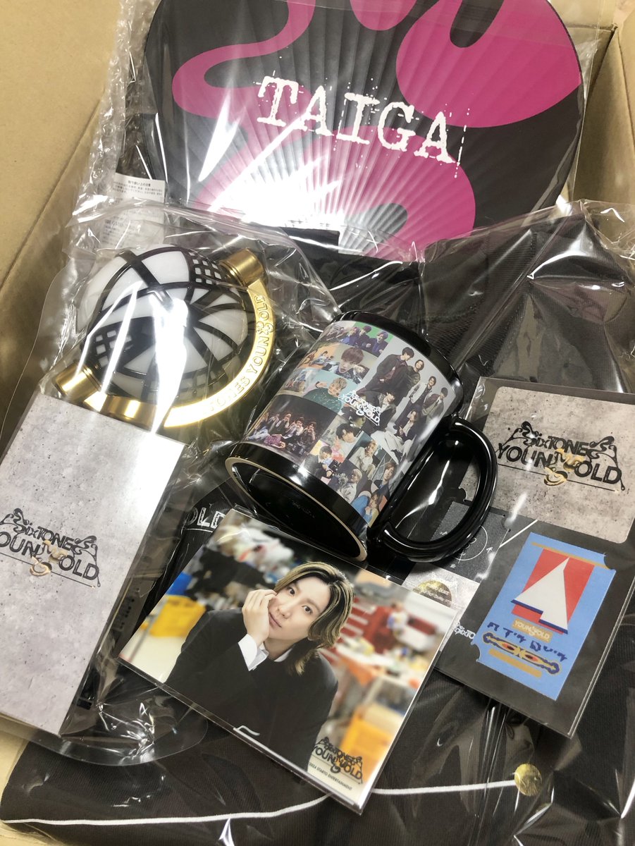 グッズきた マグカップの底‥‥‥🙊💘 お湯入れたら写真も 文字も浮き出る