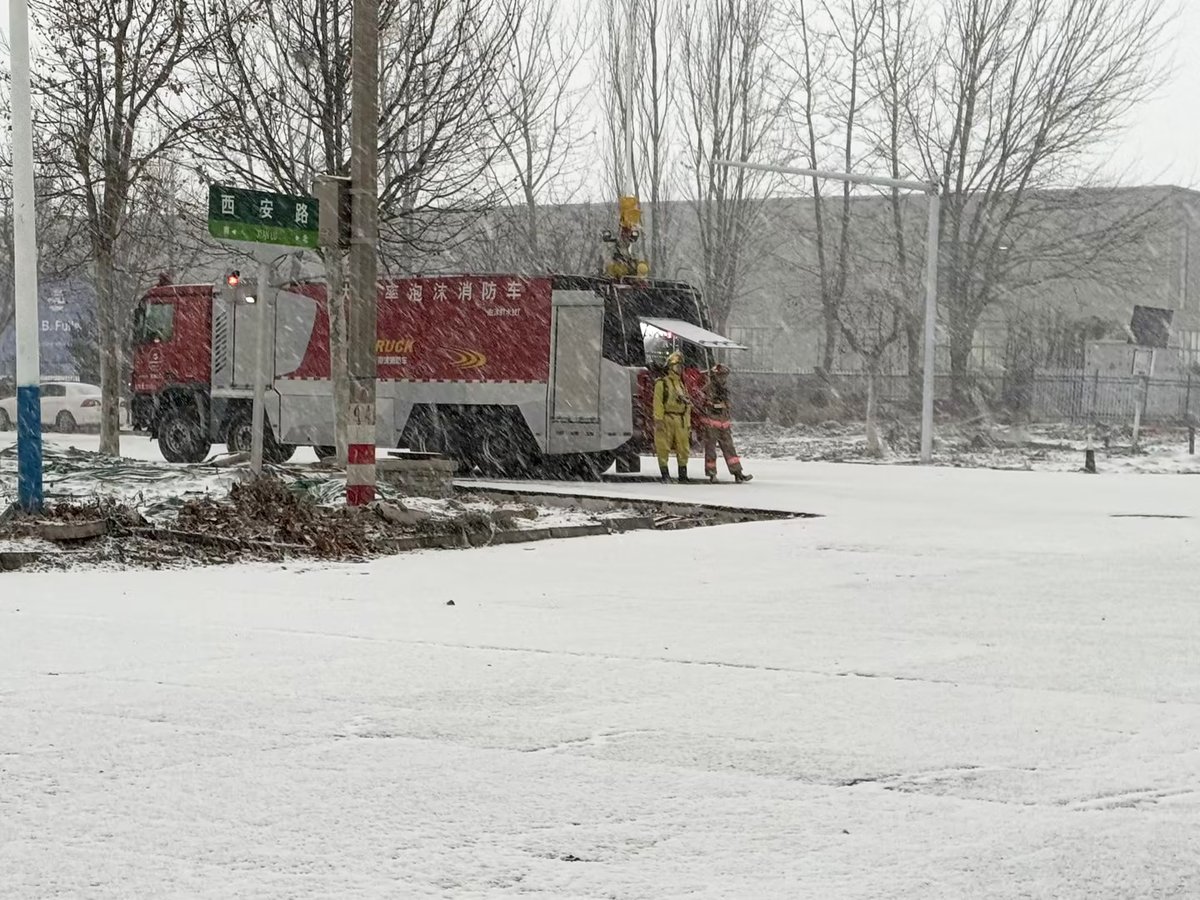 Milkyway_ChLg's tweet photo. 💪Emergency Response in Action
On Jan 14,2025, a liquid chlorine tanker operated by another company tipped over in Yantai, creating a serious safety risk.Upon an urgent request from local emergency bureau,Milkyway immediately deployed our experts to assist and resolve the crisis https://t.co/fIk2dbIAO2