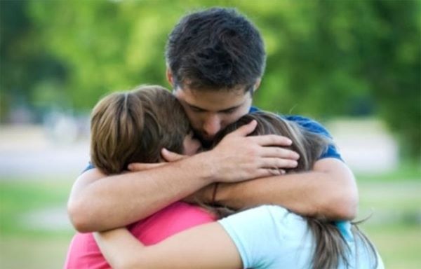 vozdelasocieda1's tweet image. #Hayquedar o #recibir de #cuatro #aocho #abrazos #aldía
• #AliciaCastillo y #ManuelGonzálezOscoy, especialistas de la @UNAM_MX, resaltan sus beneficios, entre ellos disminuir el estrés y mantener saludables las neuronas
vozdelasociedad.com