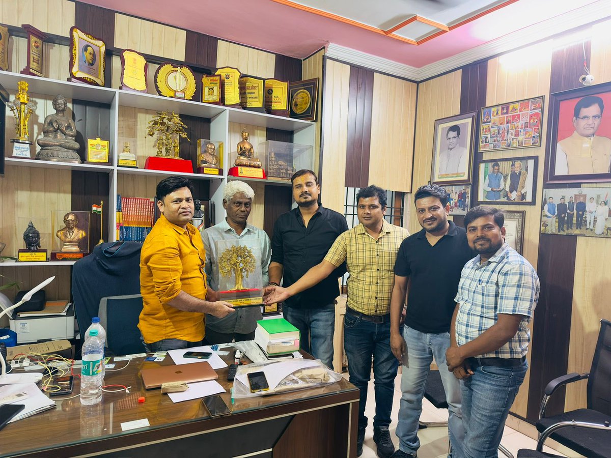 मैं शुक्रगुजार हूँ उन तमाम लोगो का 
जिन्होंने बुरे वक्त में मेरा साथ छोड़ा 
क्योकि उन्हें भरोसा था कि मैं मुसीबतों से 
अकेला ही निपट सकता हूं।

#MondayMorning