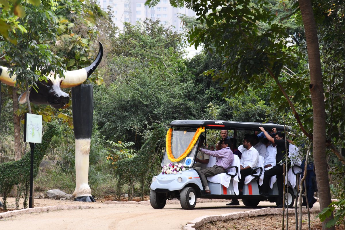 🌳 Hon'ble CM Telangana inaugurated 'Vriksha Parichaya Kshethram' in Botanical Garden, Kothaguda, Kondapur—a hub for nature education and awareness. A green stride towards environmental sustainability! 🌱 #GreenTelangana #VrikshaParichayaKshethram