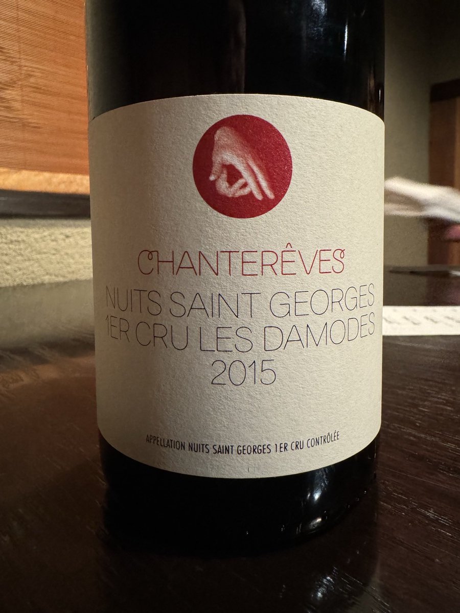 シャントレーヴはニュイサンジョルジュ　レンダモード！久しぶりの1級です！
シャントレーヴ軽やかで酸が前面な印象でしたが、2015だからか、1級だからか、どしっと濃厚で逞しいワインでした‼️良い意味で裏切られて嬉しいウマし‼️
#シャントレーヴ　#ブルゴーニュ　#ニュイサンジョルジュ