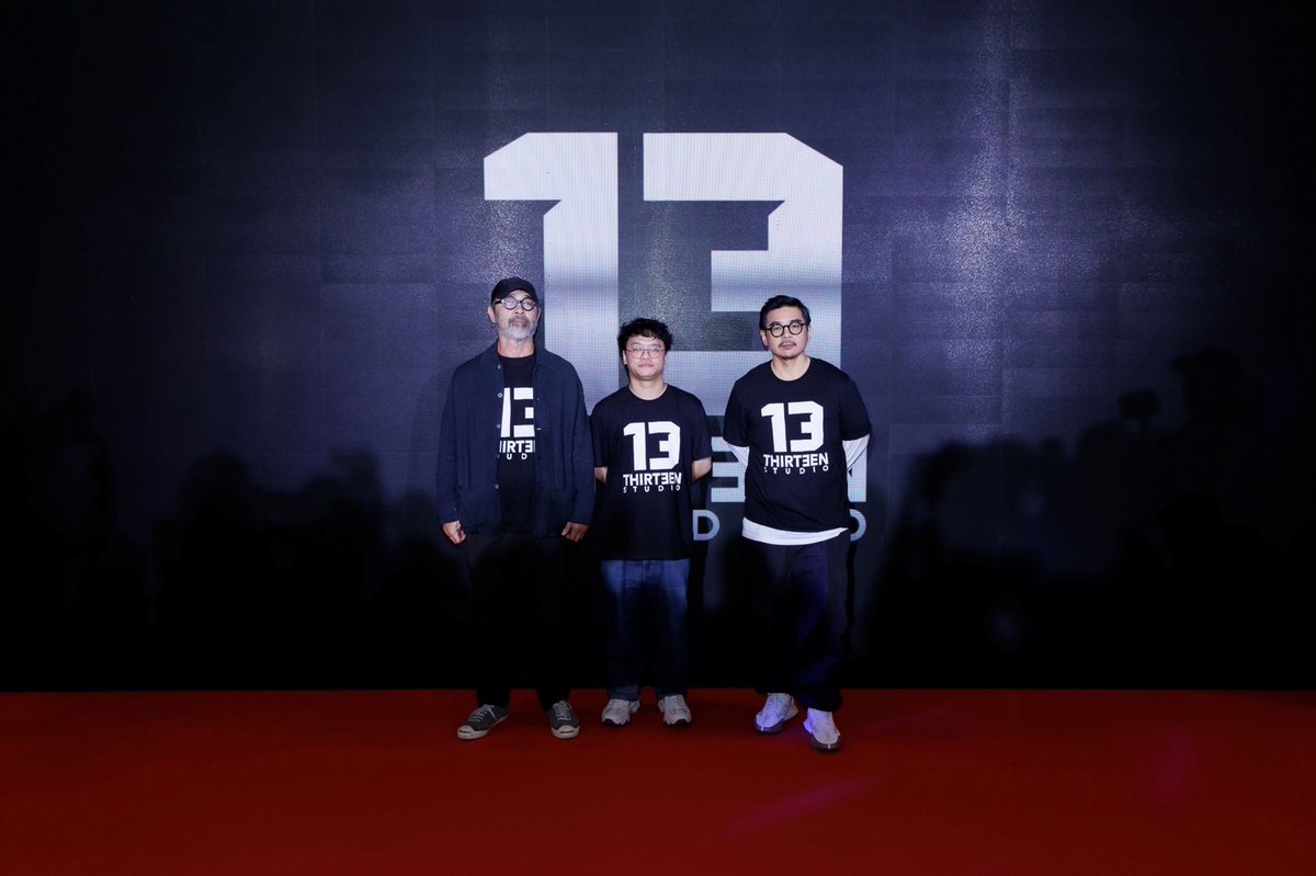 otpcnews's tweet photo. “คุ้ย-ทวีวัฒน์” รุกหนักตลาดหนังสยองขวัญ-เปิด “13 สตูดิโอ” ยิ่งใหญ่ ไลน์อัพหนังบิ๊กโปรเจค-ดึงดาราเอลิสต์ร่วมงาน 7 เรื่อง 7 สไตล์
#Aheye4EVE #Fourthnattawat
#yorch_yongsin #yiiiwha
#Attack13 #กฤษดาพาราไดซ์
#สมิงที่เสิงสาง #สแคร์รั่วมูฟวี่
#FirstCamping
#HomeSweetHomeReturn
#13Studio #ThirteenStudio
#หนังผี #หนังสยองขวัญ #HorrorMovie
หลังสร้างปรากฎการณ์กำกับภาพยนตร์ “ธี่หยด” ทั้ง 2 ภาคจนกวาดรายได้รวมกันทะลุไปกว่า 1,200 ล้านบาท ล่าสุดผู้กำกับตัวพ่อหนังสยองขวัญ คุ้ย-ทวีวัฒน์ วันทา หรือ ต้อนรับศักราชปี 2568 ประกาศเปิดตัว บริษัท เธอทีน สตูดิโอ จำกัด หรือ “13 สตูดิโอ” พร้อมนั่งแท่นประเดิมงานบริหารในฐานะ ประธานเจ้าหน้าที่บริหาร ซึ่งค่ายหนังน้องใหม่ค่ายนี้มีคาแร็คเตอร์ชัดเจน เน้นผลิตแต่หนังระทึกขวัญและสยองขวัญเข้าสู่ตลาดหนังไทยอย่างต่อเนื่อง
นอกจากจะเปิดตัวค่ายหนังแล้ว “13 สตูดิโอ” ยังประกาศเปิดไลน์อัพหนังในงาน “Knock Knock 13 Thirteen Studio” อัดแน่นไปด้วยภาพยนตร์สยองขวัญ 7 เรื่อง 7 สไตล์ จากผู้กำกับมากฝีมือ ได้แก่ คุ้ย-ทวีวัฒน์ วันทา, บรรจง สินธนมงคลกุล, แฉะ-องอาจ เจียมเจริญพรกุล, ป้อ-ณภัทร จิตวีรภัทร และ ไมค์-ภณธฤต โชติกฤษฎาโสภณ พร้อมขนทัพนักแสดงดาวรุ่งมาร่วมงานเพียบ ได้แก่ อ๊ะอาย-กรณิศ เล้าสุบินประเสริฐ, ลิลลี่-ณิชภาลักษณ์ ทองคำ, เพิร์ธ-วีริณฐ์ศรา ตั้งกิจสุวานิช, สตางค์-ตริษา ปรีชาตั้งกิจ,แบงค์ ณฐวัฒน์ ธนทวีประเสริฐ, ยูแอล-รมิตา รัตนภักดี, น้องนีน่า-ณัฐชา นีน่า เจสซิกา พาโดวัน, ยิหวา-ปรียากานต์ ใจกันทะ, Yorch (POW), โฟร์ท-ณัฐวรรธน์ จิโรชน์ธิกุล ร่วมด้วยนักแสดงรุ่นใหญ่อย่าง แฉะ-องอาจ เจียมเจริญพรกุล, กัญจ์ ภักดีวิจิตร และ ปั๋ง-ประกาศิต โบสุวรรณ
อ่านข่าวเพิ่มเติมได้ที่ https://t.co/mDwQWzeJHC