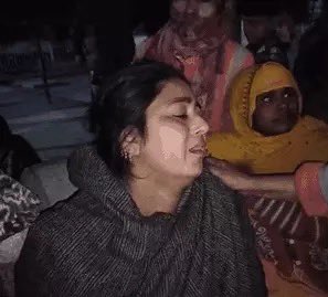 मुस्लिम लड़कियों के लिए कौन आवाज़ उठाएगा?

मामला हरियाणा के फरीदाबाद का है। आरोप है कि मुस्लिम लड़की खुशनुमा के घर में घुसकर पवन नामक युवक ने उसकी बेरहमी से हत्या कर दी।

पवन, खुशनुमा पर लगातार शादी का दबाव बना रहा था। इनकार करने पर गले-चेहरे पर चाकू मारकर हत्या कर दी।

सोचिये