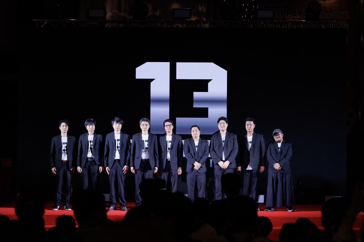 otpcnews's tweet photo. “คุ้ย-ทวีวัฒน์” รุกหนักตลาดหนังสยองขวัญ-เปิด “13 สตูดิโอ” ยิ่งใหญ่ ไลน์อัพหนังบิ๊กโปรเจค-ดึงดาราเอลิสต์ร่วมงาน 7 เรื่อง 7 สไตล์
#Aheye4EVE #Fourthnattawat
#yorch_yongsin #yiiiwha
#Attack13 #กฤษดาพาราไดซ์
#สมิงที่เสิงสาง #สแคร์รั่วมูฟวี่
#FirstCamping
#HomeSweetHomeReturn
#13Studio #ThirteenStudio
#หนังผี #หนังสยองขวัญ #HorrorMovie
หลังสร้างปรากฎการณ์กำกับภาพยนตร์ “ธี่หยด” ทั้ง 2 ภาคจนกวาดรายได้รวมกันทะลุไปกว่า 1,200 ล้านบาท ล่าสุดผู้กำกับตัวพ่อหนังสยองขวัญ คุ้ย-ทวีวัฒน์ วันทา หรือ ต้อนรับศักราชปี 2568 ประกาศเปิดตัว บริษัท เธอทีน สตูดิโอ จำกัด หรือ “13 สตูดิโอ” พร้อมนั่งแท่นประเดิมงานบริหารในฐานะ ประธานเจ้าหน้าที่บริหาร ซึ่งค่ายหนังน้องใหม่ค่ายนี้มีคาแร็คเตอร์ชัดเจน เน้นผลิตแต่หนังระทึกขวัญและสยองขวัญเข้าสู่ตลาดหนังไทยอย่างต่อเนื่อง
นอกจากจะเปิดตัวค่ายหนังแล้ว “13 สตูดิโอ” ยังประกาศเปิดไลน์อัพหนังในงาน “Knock Knock 13 Thirteen Studio” อัดแน่นไปด้วยภาพยนตร์สยองขวัญ 7 เรื่อง 7 สไตล์ จากผู้กำกับมากฝีมือ ได้แก่ คุ้ย-ทวีวัฒน์ วันทา, บรรจง สินธนมงคลกุล, แฉะ-องอาจ เจียมเจริญพรกุล, ป้อ-ณภัทร จิตวีรภัทร และ ไมค์-ภณธฤต โชติกฤษฎาโสภณ พร้อมขนทัพนักแสดงดาวรุ่งมาร่วมงานเพียบ ได้แก่ อ๊ะอาย-กรณิศ เล้าสุบินประเสริฐ, ลิลลี่-ณิชภาลักษณ์ ทองคำ, เพิร์ธ-วีริณฐ์ศรา ตั้งกิจสุวานิช, สตางค์-ตริษา ปรีชาตั้งกิจ,แบงค์ ณฐวัฒน์ ธนทวีประเสริฐ, ยูแอล-รมิตา รัตนภักดี, น้องนีน่า-ณัฐชา นีน่า เจสซิกา พาโดวัน, ยิหวา-ปรียากานต์ ใจกันทะ, Yorch (POW), โฟร์ท-ณัฐวรรธน์ จิโรชน์ธิกุล ร่วมด้วยนักแสดงรุ่นใหญ่อย่าง แฉะ-องอาจ เจียมเจริญพรกุล, กัญจ์ ภักดีวิจิตร และ ปั๋ง-ประกาศิต โบสุวรรณ
อ่านข่าวเพิ่มเติมได้ที่ https://t.co/mDwQWzeJHC