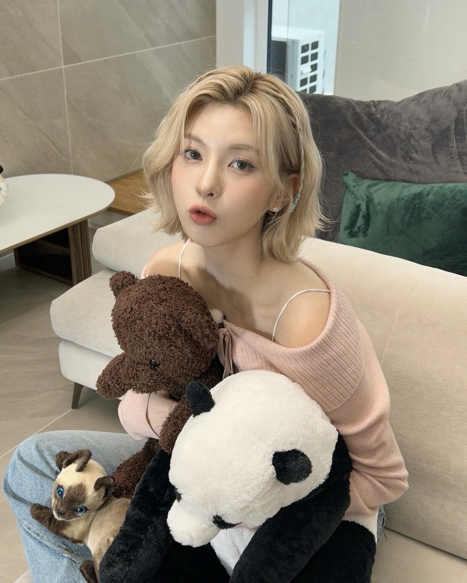 NMIXX_official's tweet photo. [📸] #K판_입덕투어

ʚ🍼👶ɞ 🧸🎀🩷 ⋆˳°
🧹🫧 https://t.co/33at6grRO6

#NMIXX #엔믹스
#설윤 #SULLYOON
#배이 #BAE
#LG전자 https://t.co/tsWKpEpEqE