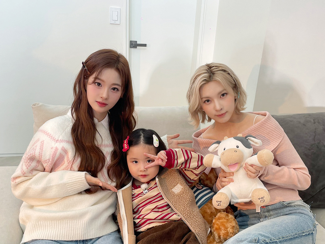 NMIXX_official's tweet photo. [📸] #K판_입덕투어

ʚ🍼👶ɞ 🧸🎀🩷 ⋆˳°
🧹🫧 https://t.co/33at6grRO6

#NMIXX #엔믹스
#설윤 #SULLYOON
#배이 #BAE
#LG전자 https://t.co/tsWKpEpEqE