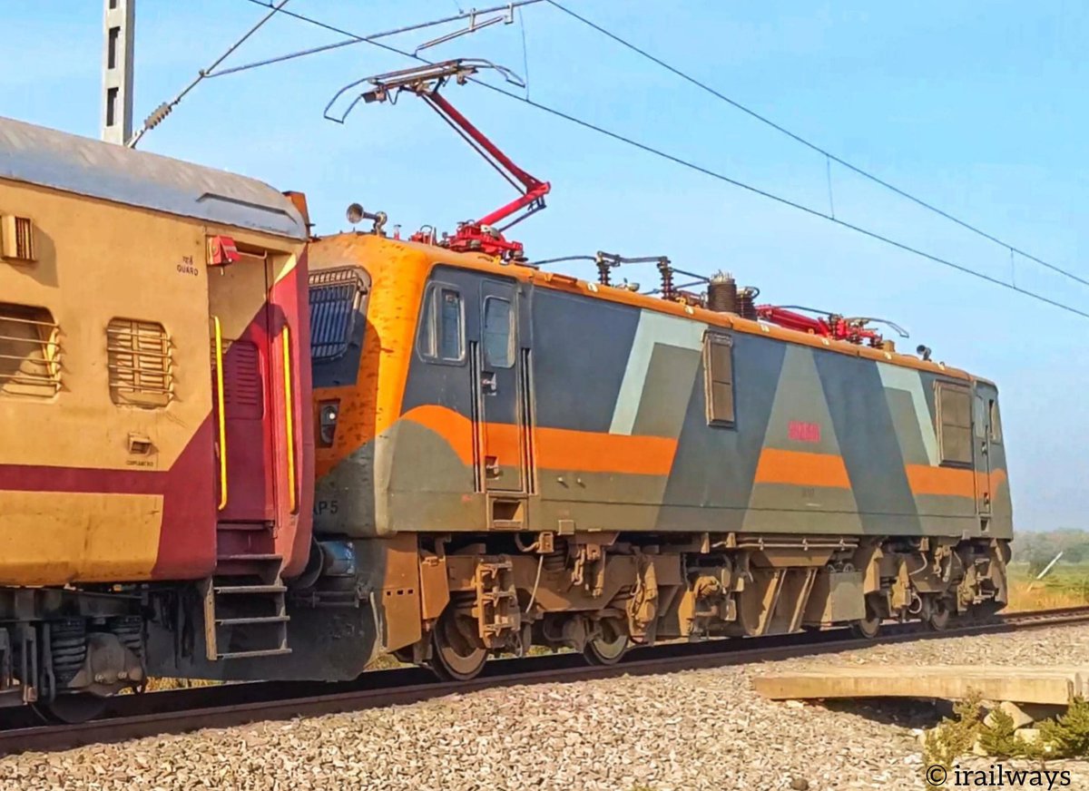 || Amrit Bharat Livery WAP-5 ||
. 
In Frame Ghaziabad WAP-5 30187 in "Amrit Bharat Livery" powering 57661 Raichur - Vijayapura Passenger
03 January 2025
👇Video Link :- 
youtu.be/tI23DeQarMk?si…
. 
#irailways #IndianRailways #raichur #bijapur #vijayapura #wap5 #amritbharat